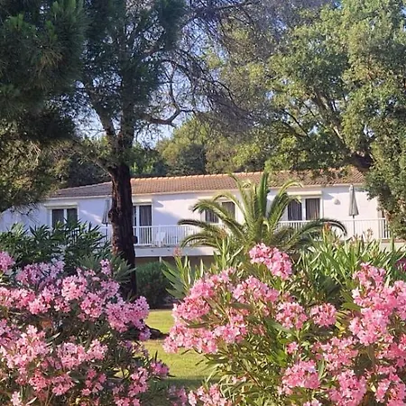 Apartment Eden Cala Rossa 3 Et Grande Terrasse Dans Hoteliere Fiori Di Cala Rossa A Lecci, Avec Grande Piscine Chauffee Lecci